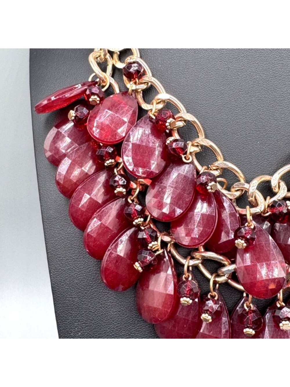 Burgundy Red Acrylic Statement Necklace Shaky Teardrop Bead Gold Tone Bib 18" - Picture 3 of 9